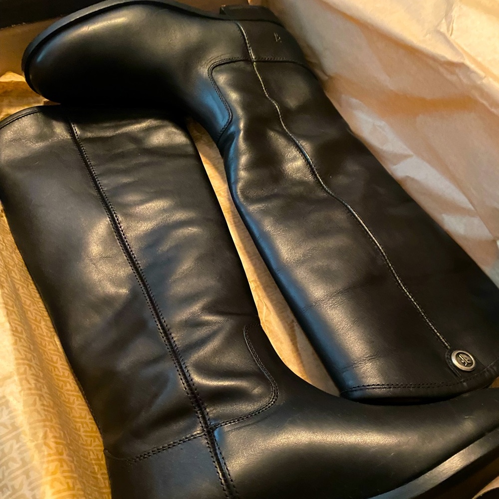 NewFrye Melissa Button Boot. Size 6.5 regular calf.